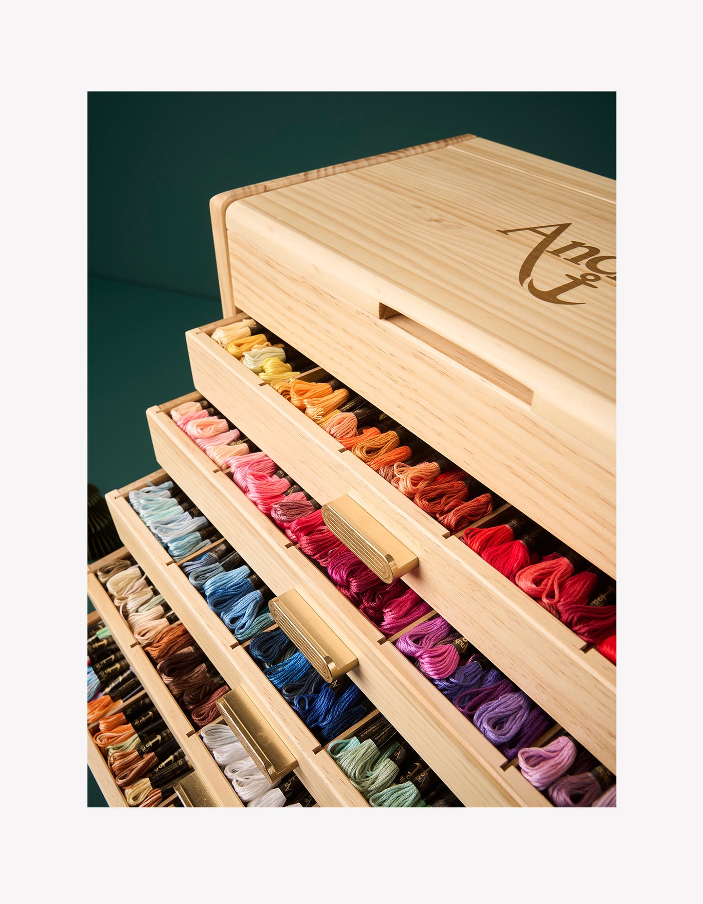 <tc>Große Anchor Holzkommode
mit 489 Garnsträngen</tc>