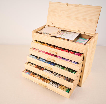 <tc>Große Anchor Holzkommode
mit 489 Garnsträngen</tc>