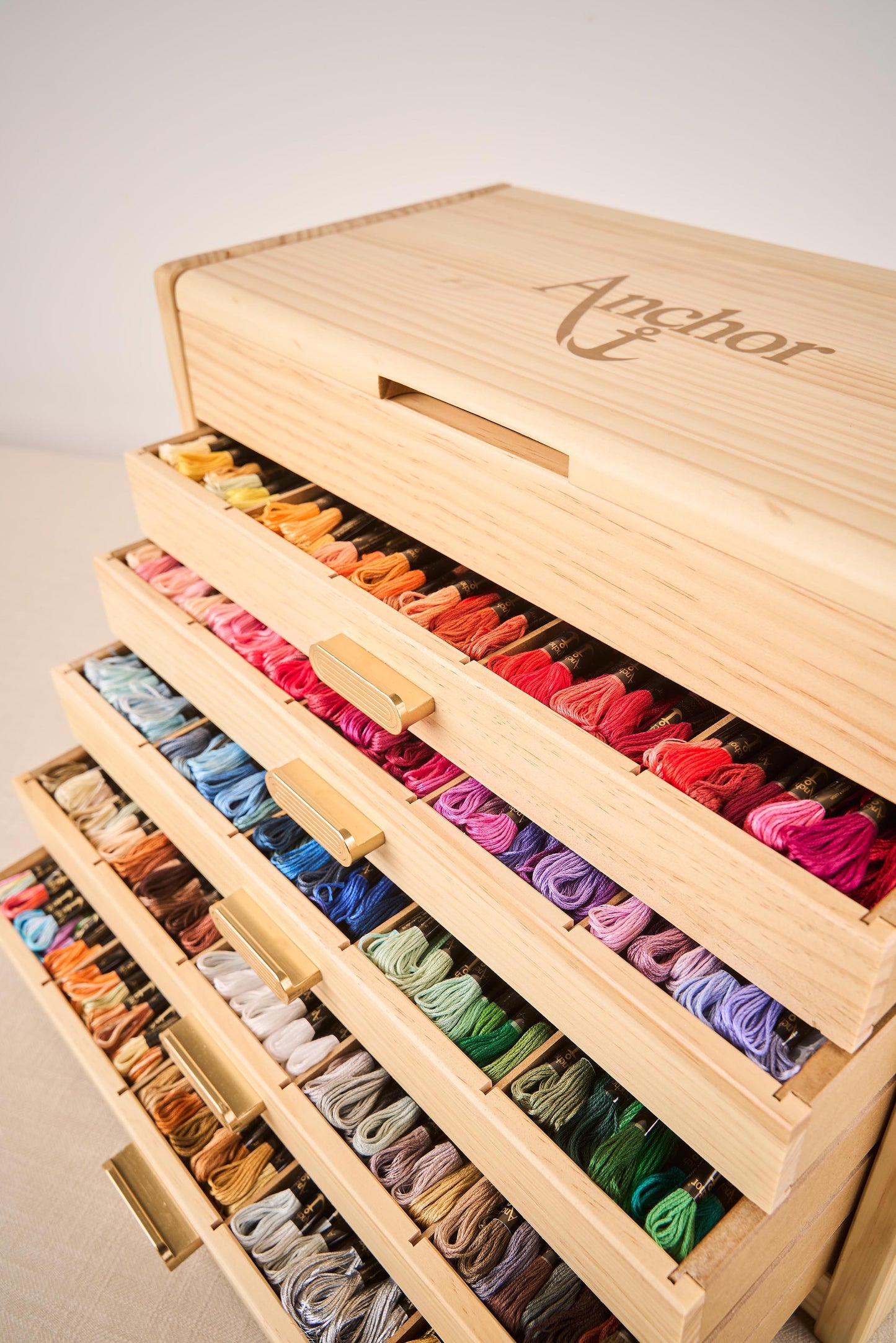 <tc>Große Anchor Holzkommode
mit 489 Garnsträngen</tc>