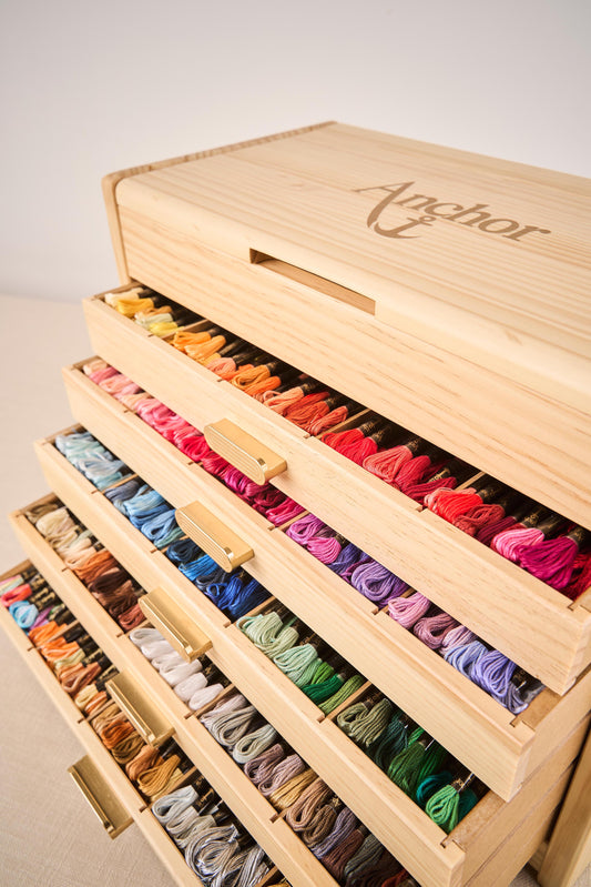 <tc>Cassettiera Anchor in legno con 489 matassine</tc>