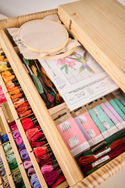 <tc>Große Anchor Holzkommode
mit 489 Garnsträngen</tc>