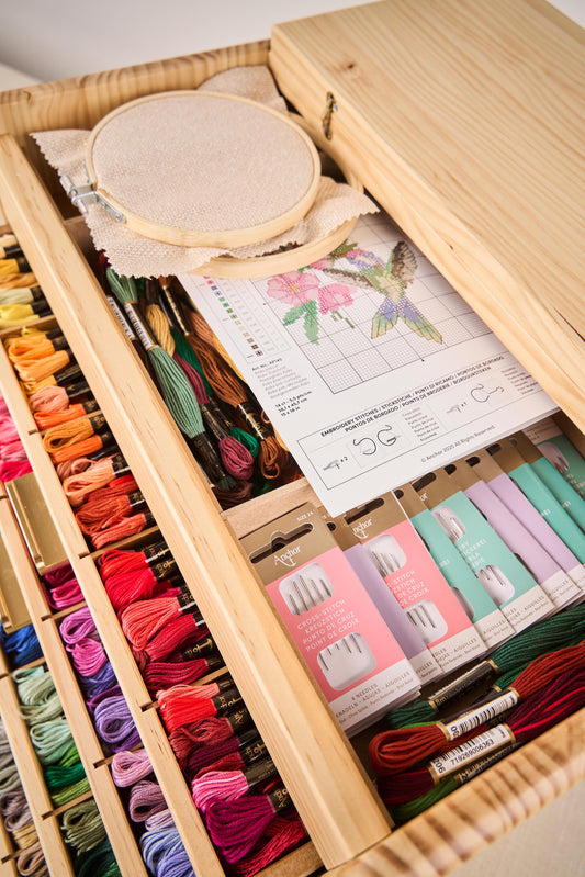 <tc>Gran Cofre de Madera Anchor
con 489 madejas</tc>