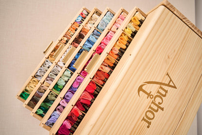 <tc>Große Anchor Holzkommode
mit 489 Garnsträngen</tc>