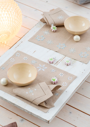 0022109-00000-05 Anchor Winter Dreams place mat with large and small snowflakes.jpg